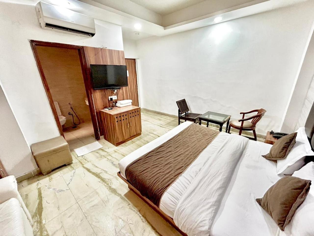 Отель The Tomar Hospitality Нью-Дели Экстерьер фото