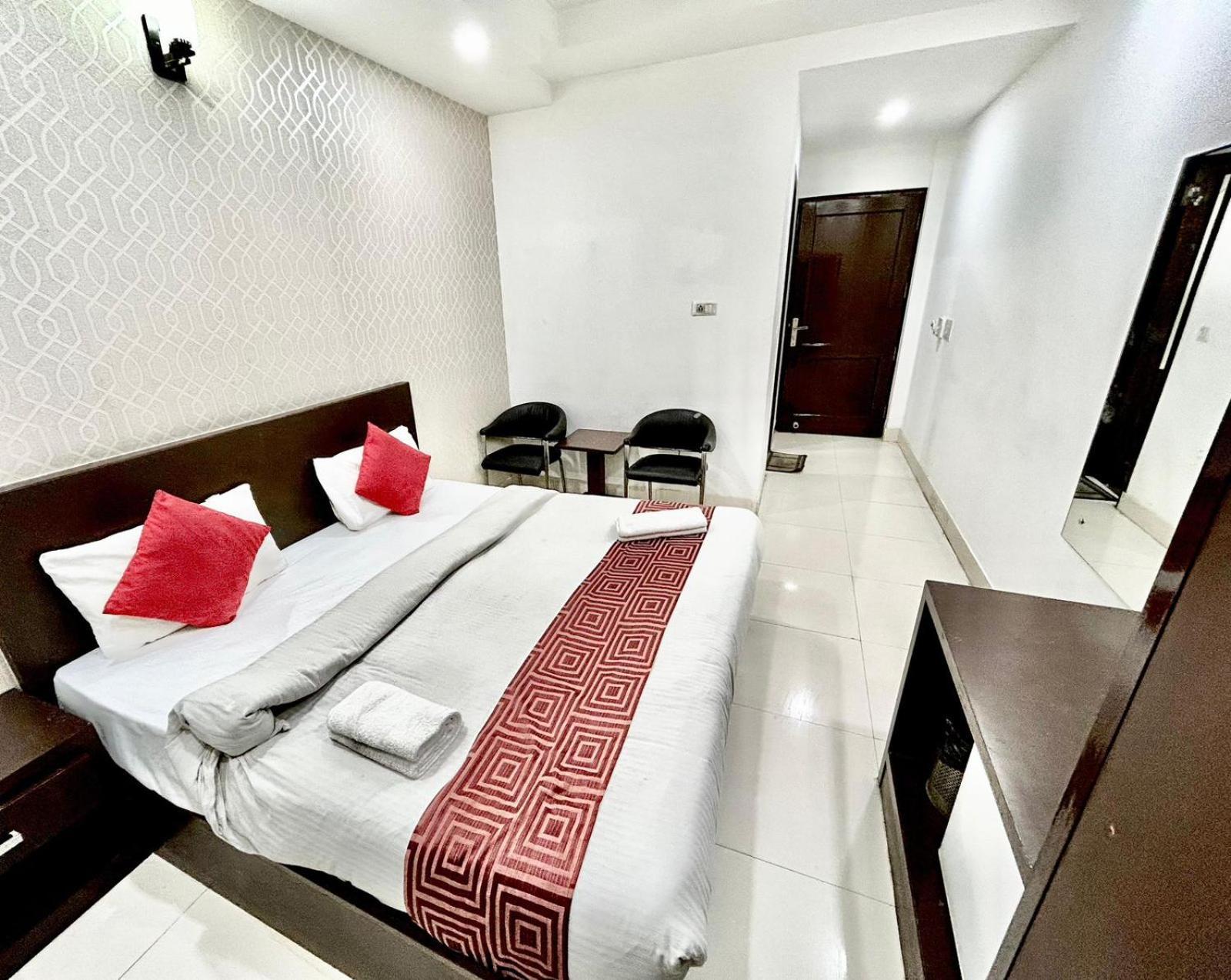 Отель The Tomar Hospitality Нью-Дели Экстерьер фото